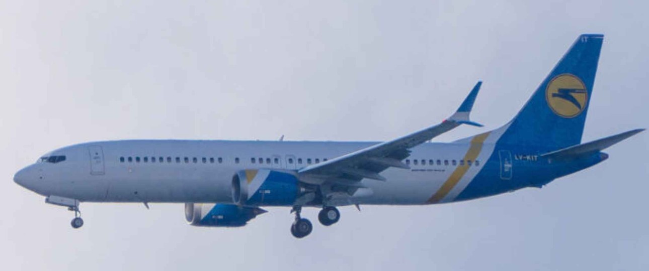 Die Boeing 737 Max 8 in der Lackierung von Ukraine International: Der Jet fliegt künftig in Südamerika.
