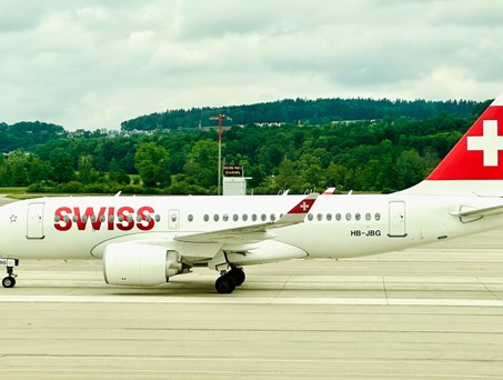 Airbus A220 von Swiss: Die Airline hat aktuell zu viele Flugbegleitende.