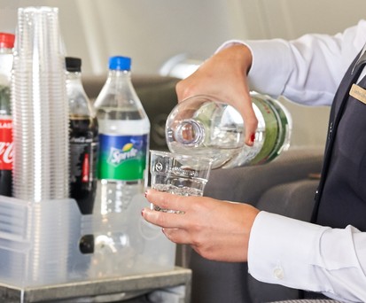 Getränke-Service bei Lufthansa (hier 2019): Bald wieder alles kostenlos?