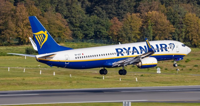 Ryanair Malta Air Boeing 737-800 Landung
