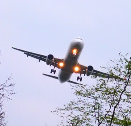 Jet im Landeanflug: Airlines und Flughäfen haben es schwer.