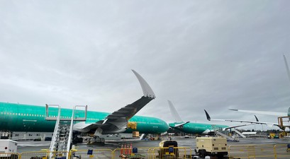 Boeing 777X auf dem Gelände in Everett: Immer mehrr fertige Flugzeuge stehen geparkt am Boden.