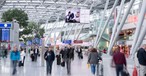 Abflugebene am Flughafen Düsseldorf: Mit einem Maßnahmenpaket will der Airport chaotische Zustände verhindern.