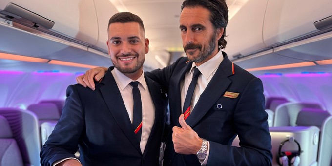 Auch Flugbegleiter Nahuel Ramos (links) und Purser Jorge Crisenti freuen sich über das neue Modell.