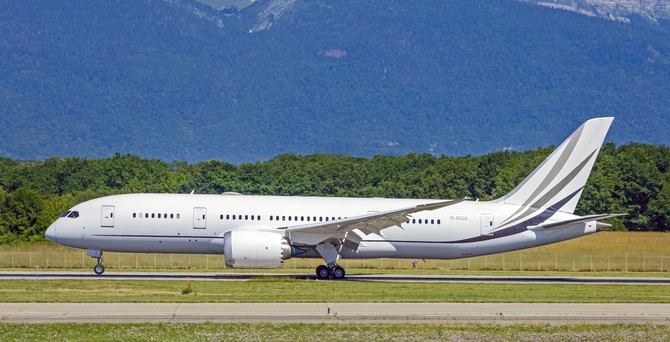 Eine Boeing 787 der koreanischen Delegation am Flughafen Genf.