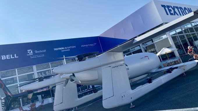 ... im Reiseflug aber mit einem Propeller mit herkömmlichen Flugtreibstoff. 
