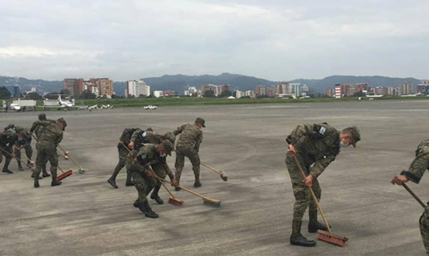 Soldaten am Flughafen La Aurora: Probleme durch Vulkanasche.