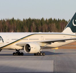 Die Boeing 777 AP-BGL von PIA (hier 2013 in Oslo): Seit 2020 am Boden.