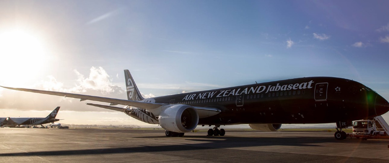 Ob der Jabaseat-Schriftzug auf der Boeing 787 von Air New Zealand aufgeklebt wurde, oder für dieses Foto am Computer entstanden ist, ist nicht ganz klar: Jab a seat bedeutet so viel wie sich einen Sitzplatz schnappen. «Jab» heißt aber auch «Impfung».