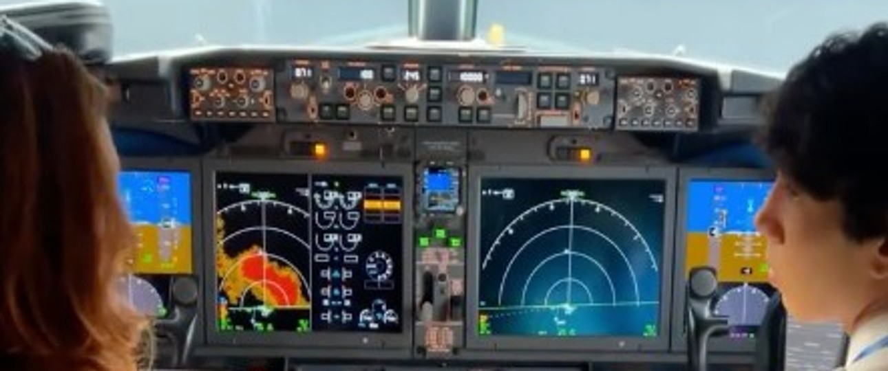 Familie Freitas im Cockpit: Die Mutter links, der Sohn rechts.
