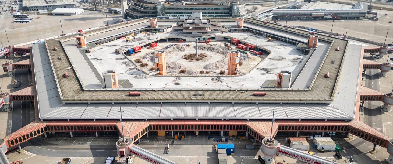 Der Flughafen Tegel im Sommer 2024 aus der Luft. Die Entkernung läuft.