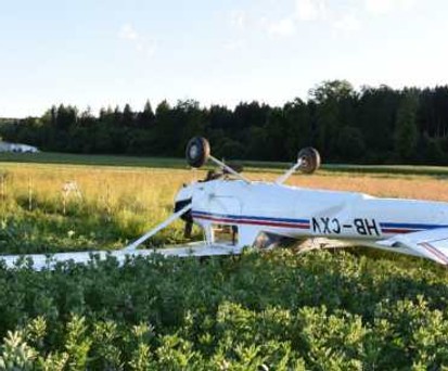 Die Cessna F152 mit der Kennung HB-CXV: Die Maschine stürzte nach dem Start ins angrenzende Feld.