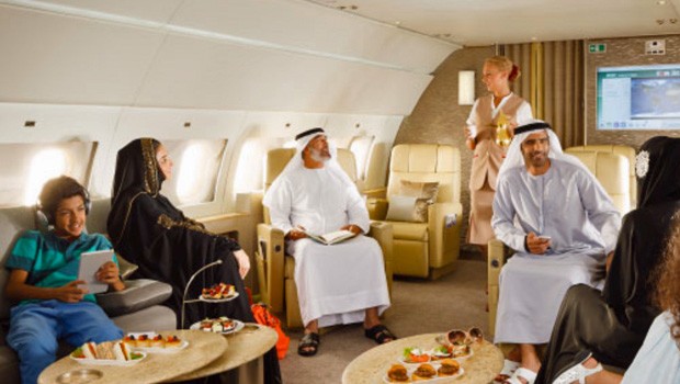 Der Service an Bord beinhaltet auch Essen – entweder das klassische Emirates-Menü oder ein selbst zusammen gestelltes.