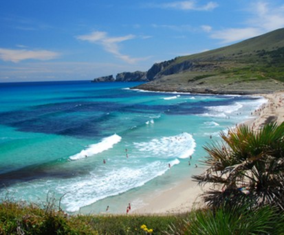 Strand auf Ibiza: Im Winter nur via Spanien erreichbar.
