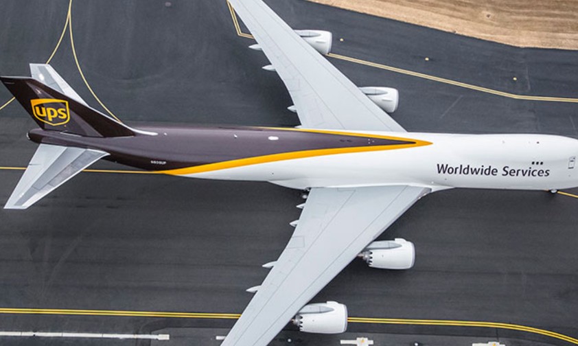 Mit UPS-Flug 5X1 beehrt das Frachtunternehmen den Flughafen Köln Bonn. Der Flug kommt aus Hongkong.