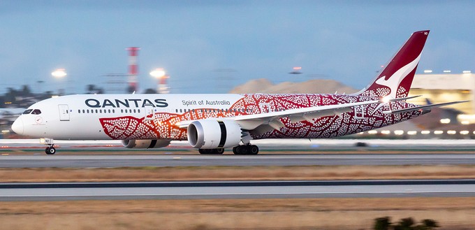 Kunst und Kultur: Die <span style="font-weight: 400;">«Yam Dreaming» Boeing 787 ist mit Kunst von Ureinwohnern bemalt.</span>