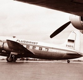Es begann Ende 1955 als Gemeinschaftsunternehmen. Norddeutscher Lloyd, Hamburg-Amerika-Linie, Deutsche Lufthansa und Deutsche Bundesbahn gründeten den Deutschen Flugdienst. Die ersten drei Maschinen des Ferienfliegers waren Vickers 610 Viking 1B.