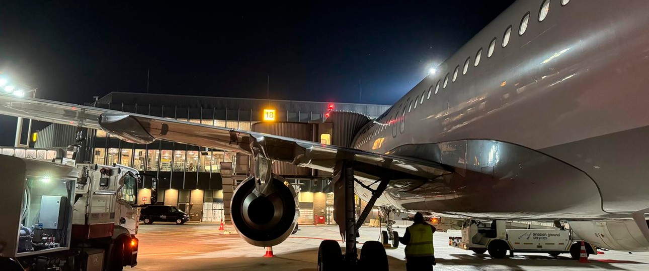 Bodenabfertigung am Flughafen Hannover in der Nacht: Viel los.