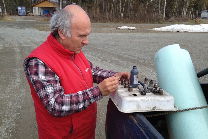 Buschpilot zu sein bedeutet auch, selbst seine Flugzeuge reparieren zu können.
