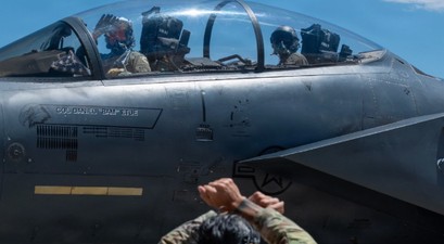 Kampfpilot und Waffenofizier einer McDonnel Douglas F-15 Strike Eagle