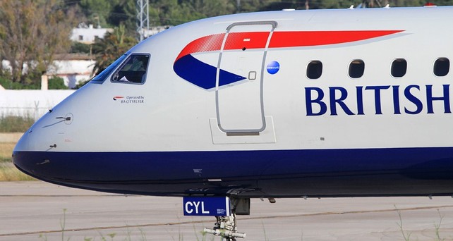 Embraer E190 von British Airways: Reisende mussten am 4. Januar acht Stunden in Amsterdam in dem Flugzeug ausharren.