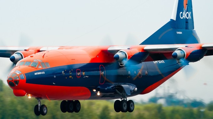 An-12 von Cavok Airlines: Die orangene Lackierung sticht direkt ins Auge.