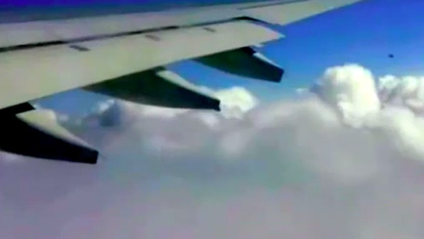 Oben rechts im Bild: Ein Ufo oder doch nur ein Flugzeug aus einer ungewöhnlichen Perspektive?