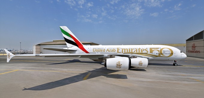 Die Jubiläumsbeklebung auf dem Airbus A380 von Emirates: Das Wort Emirates im United Arab Emirates ist etwas größer geschrieben.