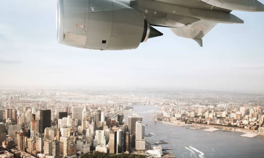 Lufthansa-Flieger über New York: Tickets kann man bei Airbnb kaufen.