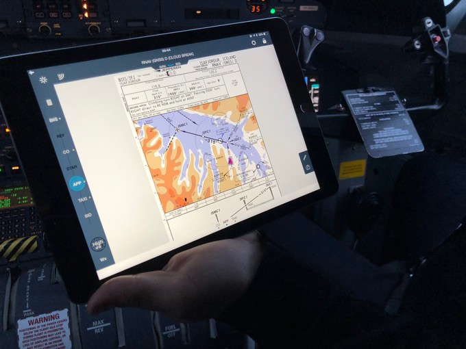 Kopilot Hafliðason studiert die Karte für Isafjördur.