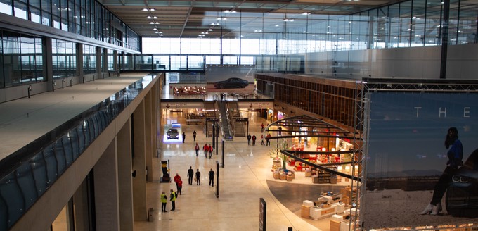 Die Luftseite des Hauptterminals 1 kurz nach der Ankunft der ersten Sonderflüge: Noch ist das Treiben überschaubar.