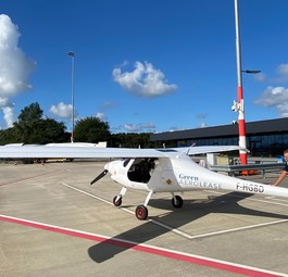 Pilot Hendrik Heerschap schiebt die Pipistrel Velis Electro in Position.