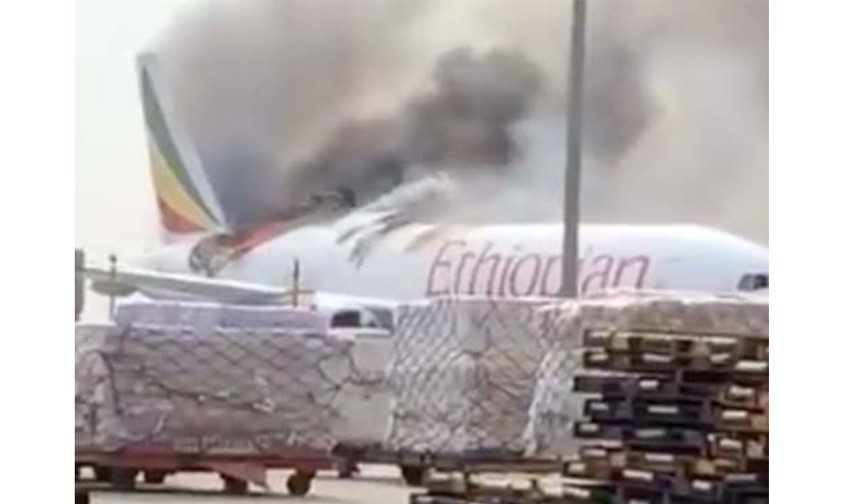 Boeing 777 F gerät in Shanghai in Brand
