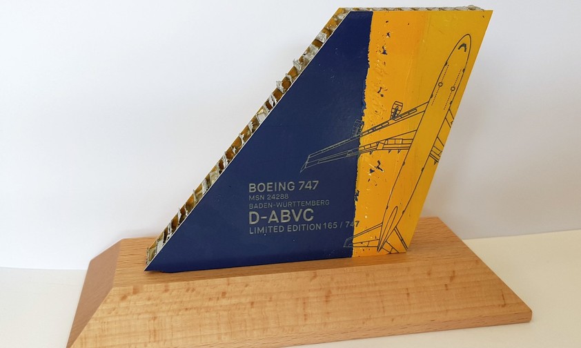 Original Boeing 747-400 D-ABVC Flugzeugteil - Heckflosse Limited Edition Blau/Gelb