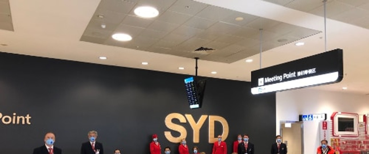 Die Crew der «Spirit of Austria» am Flughafen Sydney - natürlich mit Masken