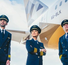 Etihad-Crew und -Flugzeug: Die Airline will ein moderneres Image.