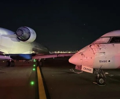 Große Schäden an beiden Flugzeugen: Die beiden Bombardier CRJ 900 nach der Kollsion.