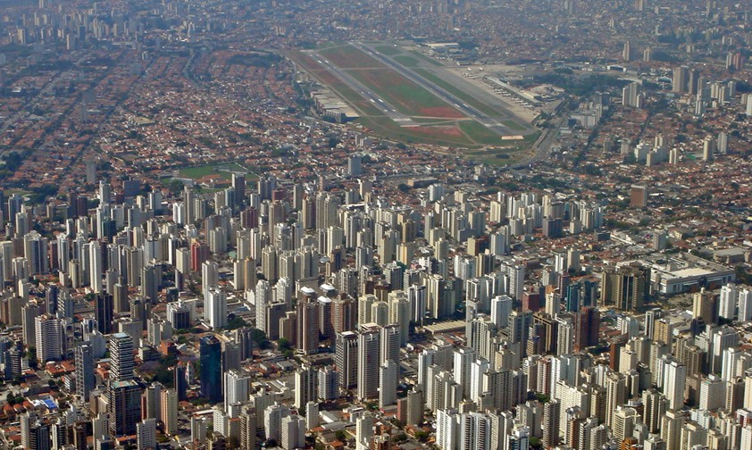 São Paulo Congonhas liegt heute mitten in der Stadt. Bei guten Verkehrsverhältnissen ist man vom Stadtzentrum in 20 Minuten am Gate.