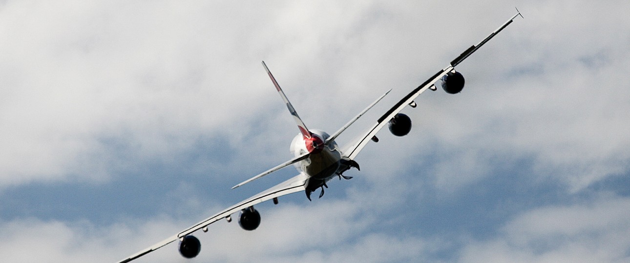 Ein Airbus A380 von British Airways in einer Kurve: Vor Singapur musste ein Vierstrahler stundenlang Warteschleifen fliegen.