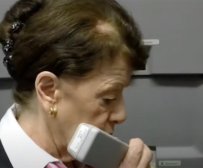 Sie ist 86 und arbeitet noch immer als Flugbegleiterin
