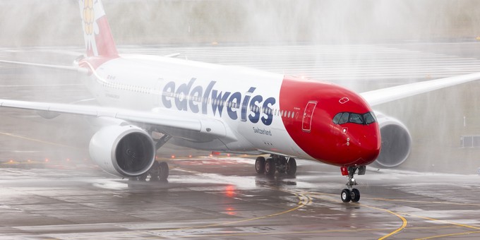 Begrüßt wurde der Jet am Flughafen Zürich mit einer Wasserfontäne.