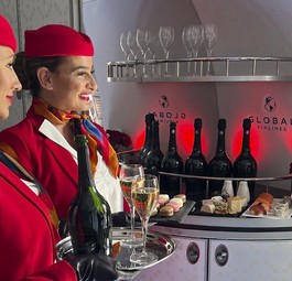Flugbegleiterinnen von Global Airlines: Bald geht es los.