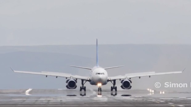 Der Jet musste mit voller Kraft bremsen.
