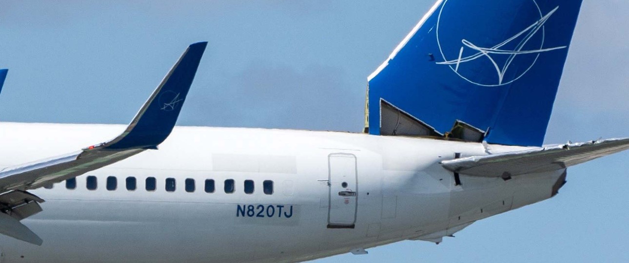 Boeing 737-800 on iAero: Beschädigtes Leitwerk fiel erst am Boden auf.
