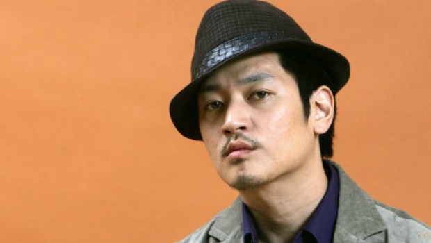 Aber auch andere Promis wissen sich schlecht zu benehmen. Der Rapper Bobby Kim begrapschte eine Flugbegleiterin auf einem Korean Flug nach San Francisco. Er wurde bei der Ankunft vom FBI festgenommen.
