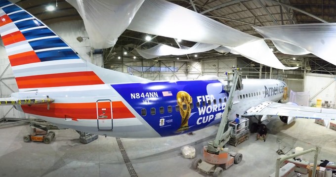 American Airlines zeigt ihre WM-Beklebung auf einer Boeing 737-800.