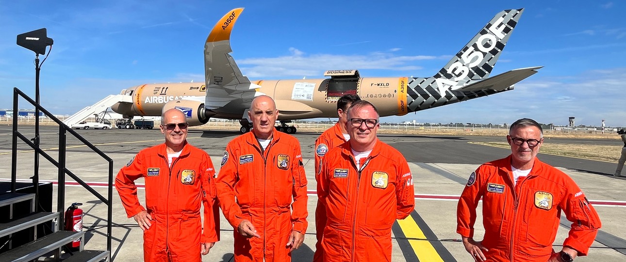 Der Airbus A350 F und die Testflugcrew: Der Frachter war vier Stunden in der Luft.