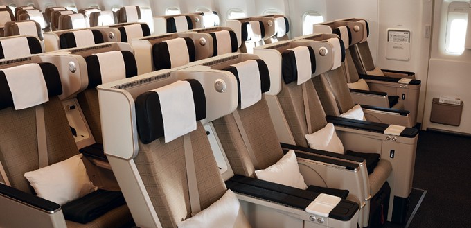 ... im Flieger 24 Premium-Economy-Sitze in drei Reihen. Dabei sind ...