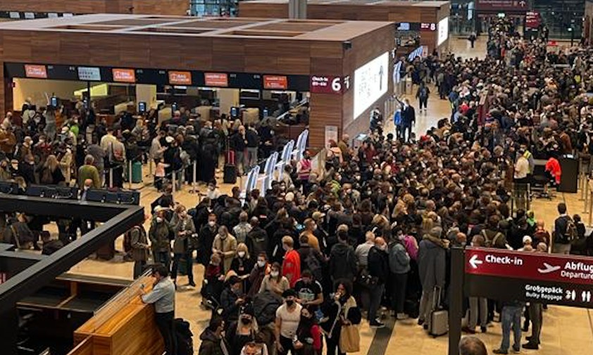 Schlange am Flughafen BER: Nach einem Feueralarm mussten alle noch einmal durch die Sicherheitskontrolle.