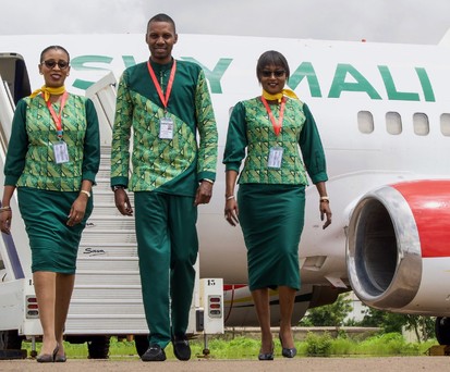 Mitarbeitende und Flugzeug von Sky Mali: Weitere Flieger sollen folgen.